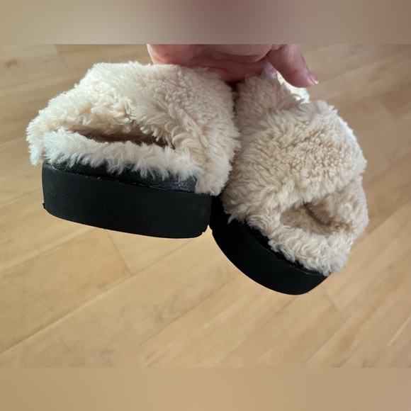 UGG Fuzz Sugar Cross Slide size 7 - Picture 8 of 11